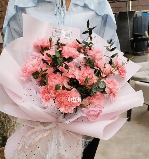 粉色康乃馨的美丽与温暖（花海中的柔情绽放）