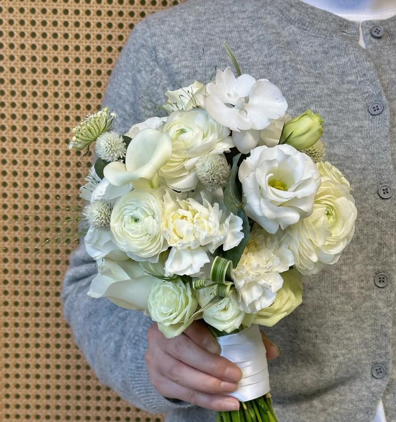 两个半束手捧花代表什么？手捧花的寓意有哪些？