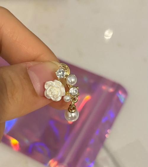 白色缠花耳饰代表什么？耳饰的寓意和象征是什么？