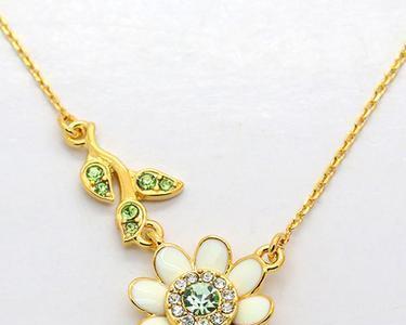 白色项链上的花代表什么？项链花饰的含义是什么？