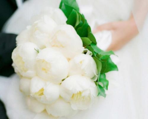 手捧花在闺蜜头像中代表什么？