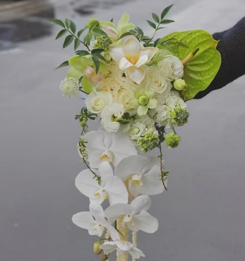 手捧花水滴流苏寓意何在？如何搭配手捧花水滴流苏？