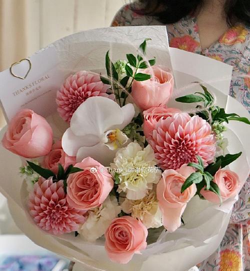 粉色玫瑰花和桃子的寓意是什么？它们象征着什么？