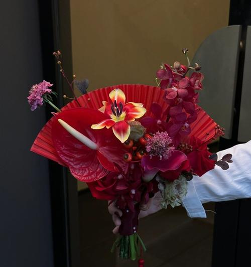 手捧花在中式场合的寓意是什么？