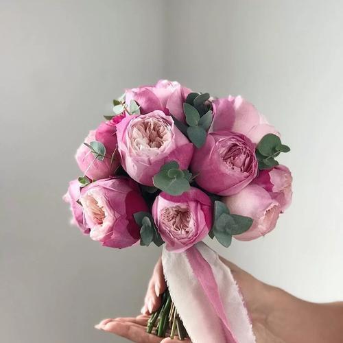手捧花中摘下墨镜有何寓意？