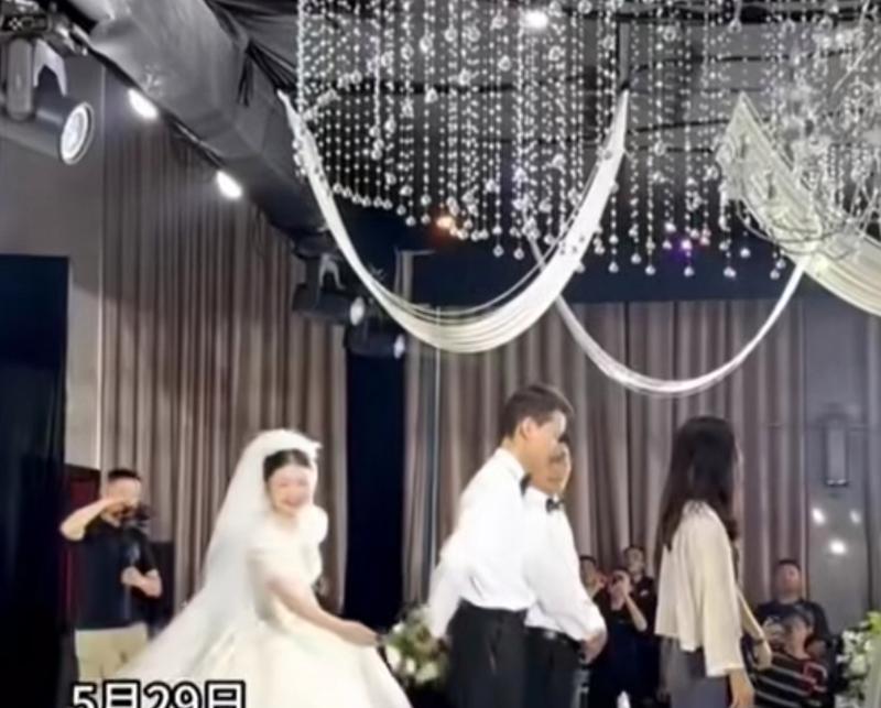接伴郎的手捧花寓意是什么？