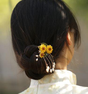 头上戴黄色的花有什么寓意？
