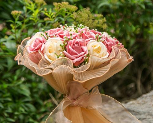 手捧花在婚礼上抢到有何寓意？抢到的手捧花代表什么？