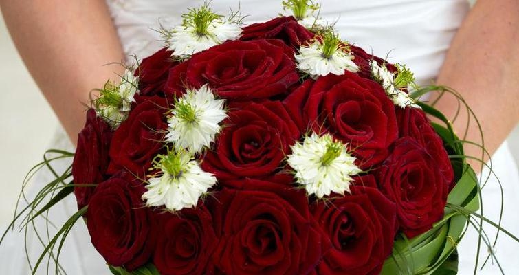 红色加白色手捧花的寓意是什么？手捧花颜色组合的含义是什么？