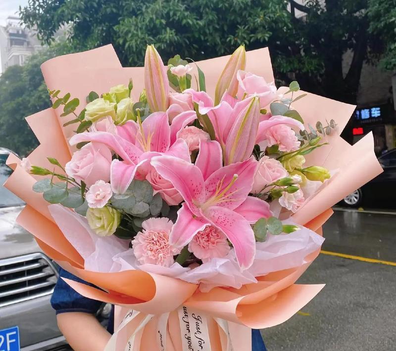 橘色百合花的花语是什么？橘色百合的寓意是什么？