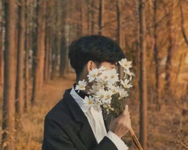 手捧花在情侣头像中的意义是什么？情侣头像中手捧花的寓意是什么？