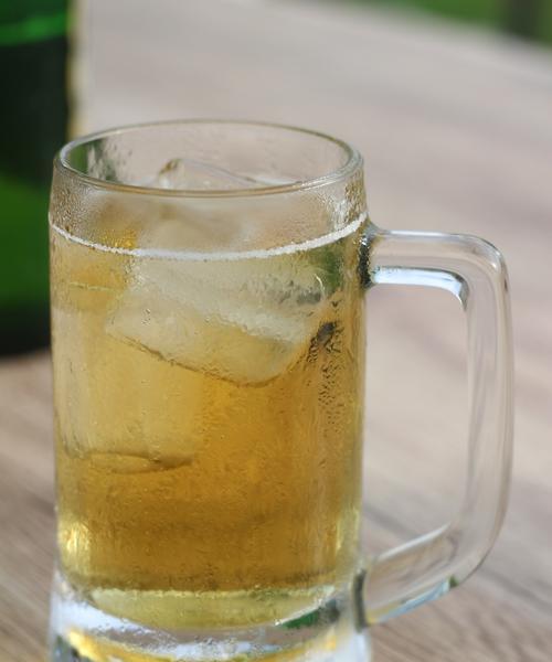 喝剩的啤酒也能为你的花草添绿（喝剩的啤酒能否给花草浇水？探究啤酒浇花的利弊与技巧）