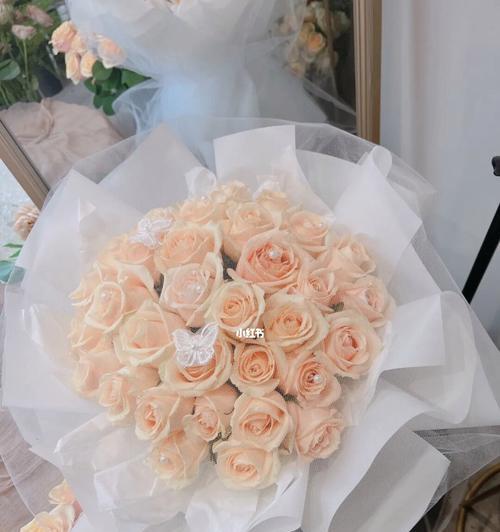 香槟玫瑰花语传递爱的甜蜜（33朵香槟玫瑰）