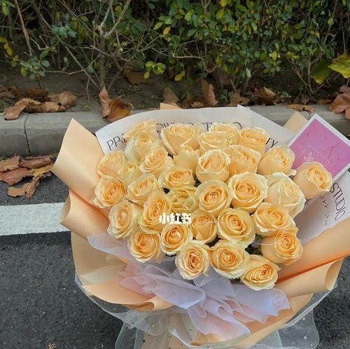 香槟玫瑰花语传递爱的甜蜜（33朵香槟玫瑰）