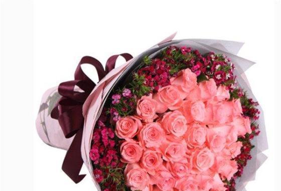 33朵玫瑰花的花语代表什么意思（解读33朵玫瑰花的含义与象征）